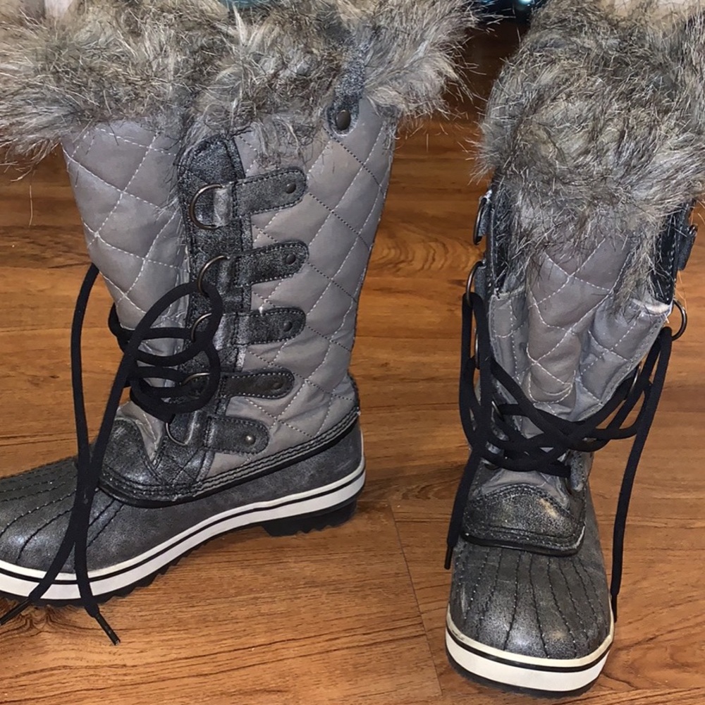 Snow boots